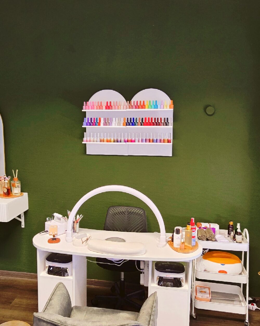 Nagelstudio-Platz der Meli Beauty Lounge mit Lackwand