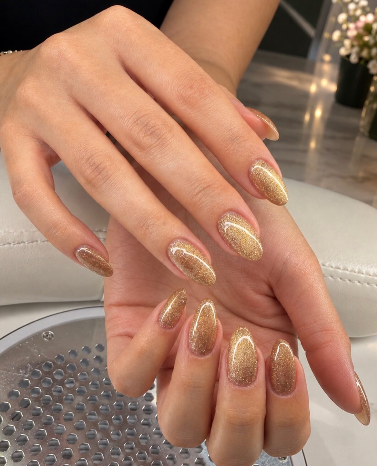 Nagelmodellage in Gold mit Glitzer-Verlauf